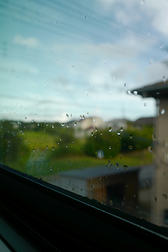 窓の雨